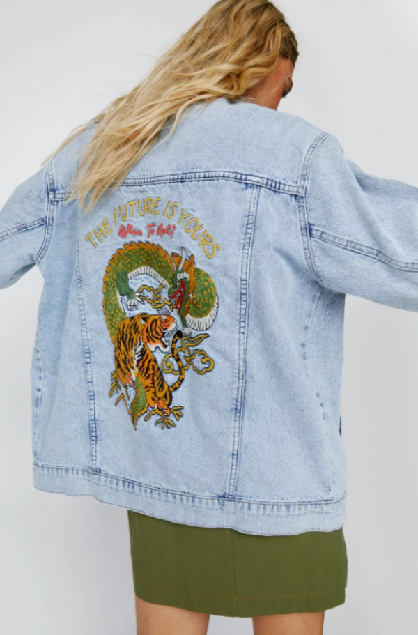 Jaket denim oversize dengan aksen bordir